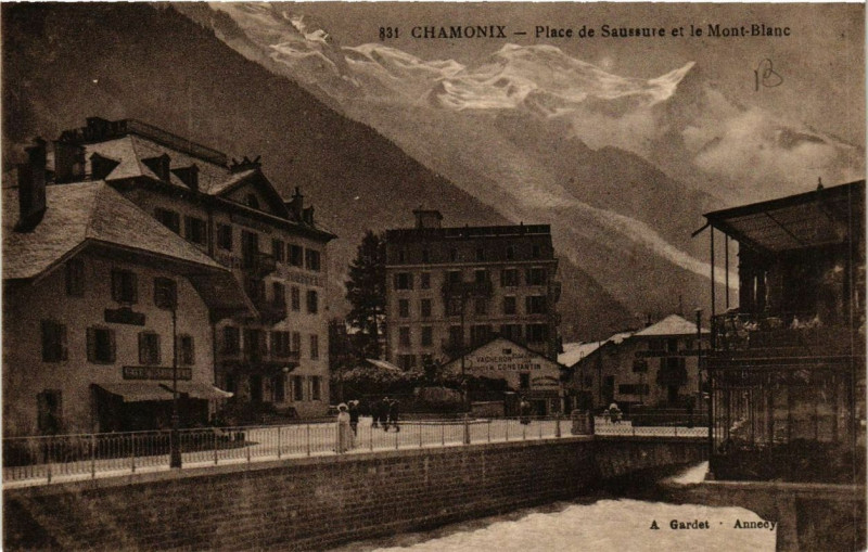 Carte postale ancienne Chamonix Place de Saussure et le Mont-Blanc