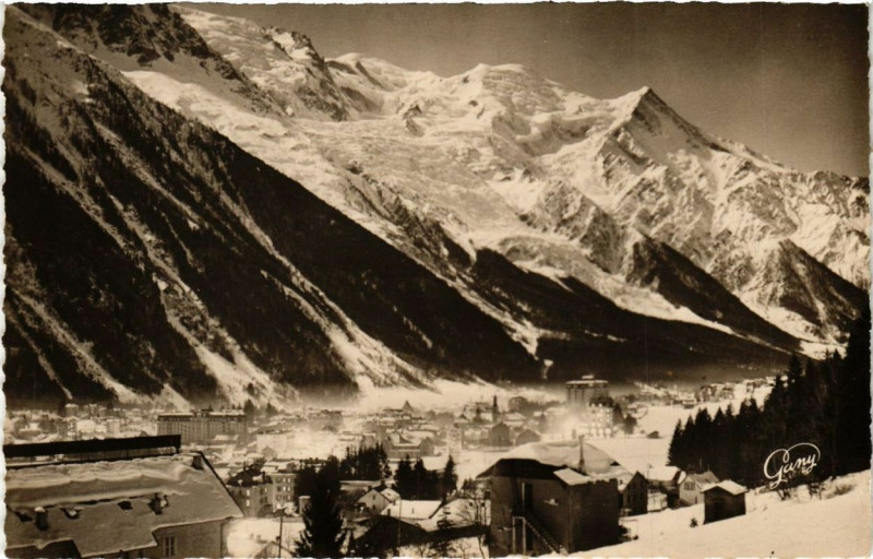 Carte postale ancienne Chamonix Mont-Blanc Vue générale et le Mont-Blanc à Chamonix-Mont-Blanc