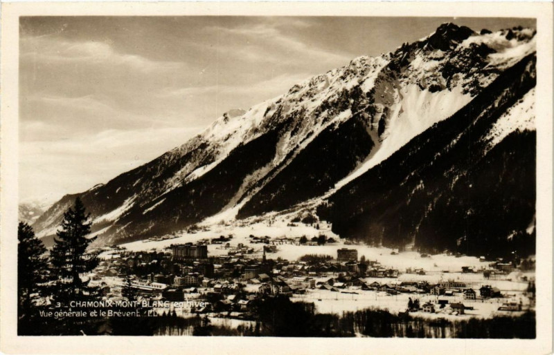 Carte postale ancienne Chamonix Mont-Blanc Vue générale et le Brevent à Chamonix-Mont-Blanc