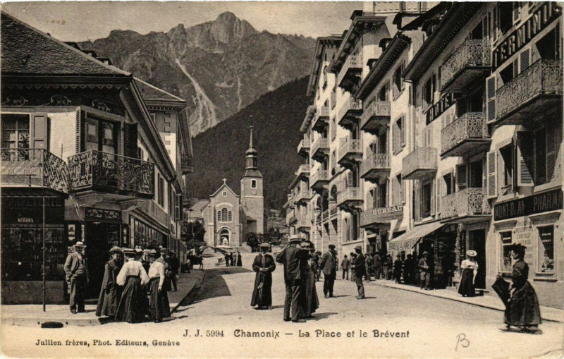 Carte postale ancienne Chamonix La place et le Brevent