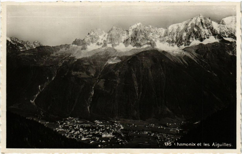 Carte postale ancienne Chamonix et les AIGUILLEs