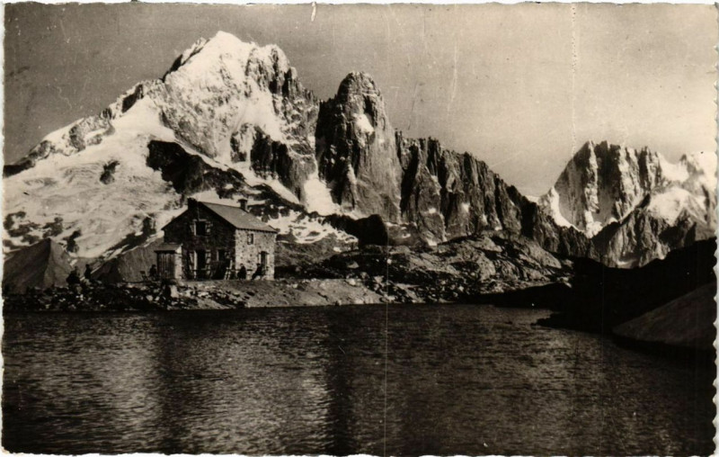 Carte postale ancienne Refuge du Lac Blanc Aiguillle Verte et Dru