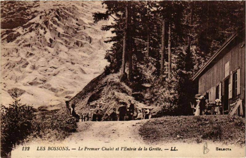 Carte postale ancienne Les Bossons Le Premier et l'entrée de la Grotte