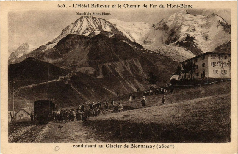 Carte postale ancienne L'Hotel Bellevue et le Chemin de fer du Mont-Blanc
