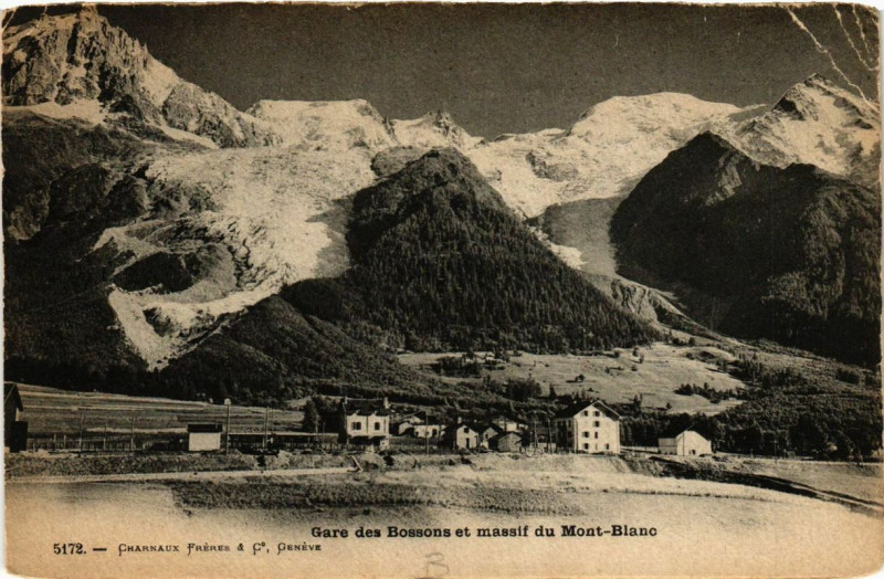 Carte postale ancienne Gare des Bossons et massif du Mont-Blanc