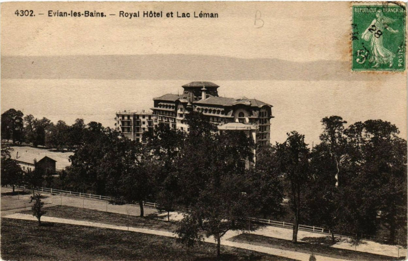 Carte postale ancienne Evian-les-Bains Royal Hotel et Lac Leman à Évian-les-Bains