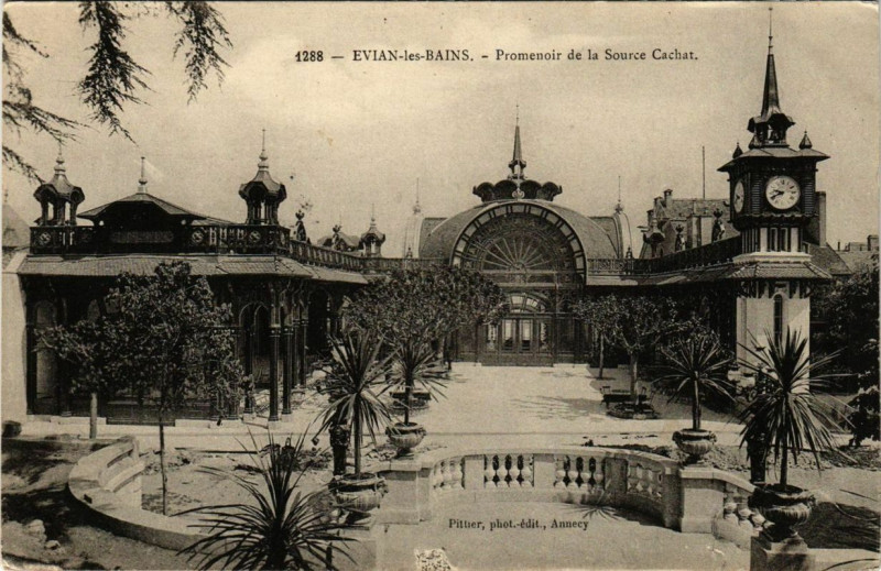 Carte postale ancienne Evian-les-Bains Promenoir de la Source Cachat à Évian-les-Bains