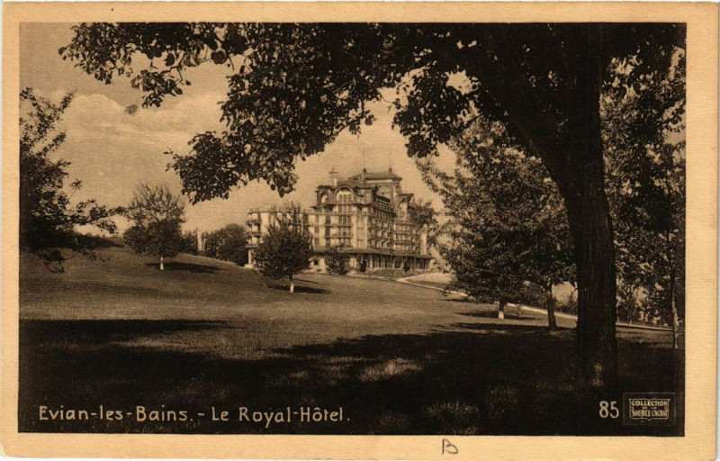 Carte postale ancienne Evian-les-Bains Le Royal Hotel à Évian-les-Bains