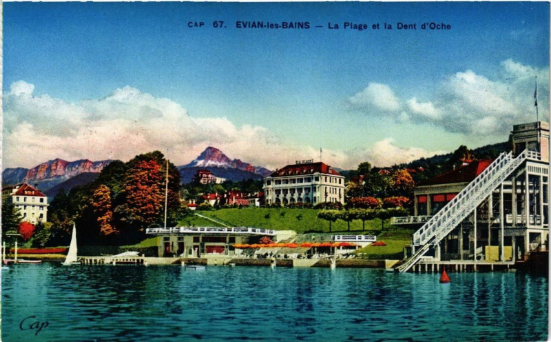 Carte postale ancienne Evian-les-Bains La Plage et la Dent d'Oche à Évian-les-Bains