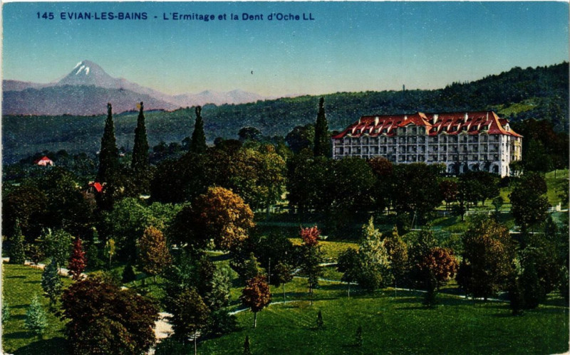 Carte postale ancienne Evian-les-Bains L'Ermitage et la Dent d'Oche à Évian-les-Bains