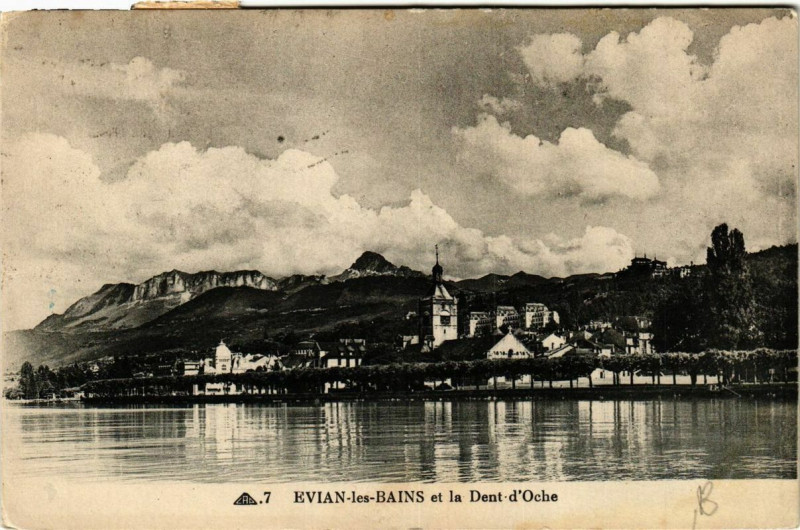 Carte postale ancienne Evian-les-Bains et la Dent d'Oche à Évian-les-Bains