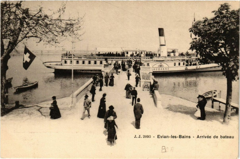 Carte postale ancienne Evian-les-Bains Arrivée de bateau à Évian-les-Bains