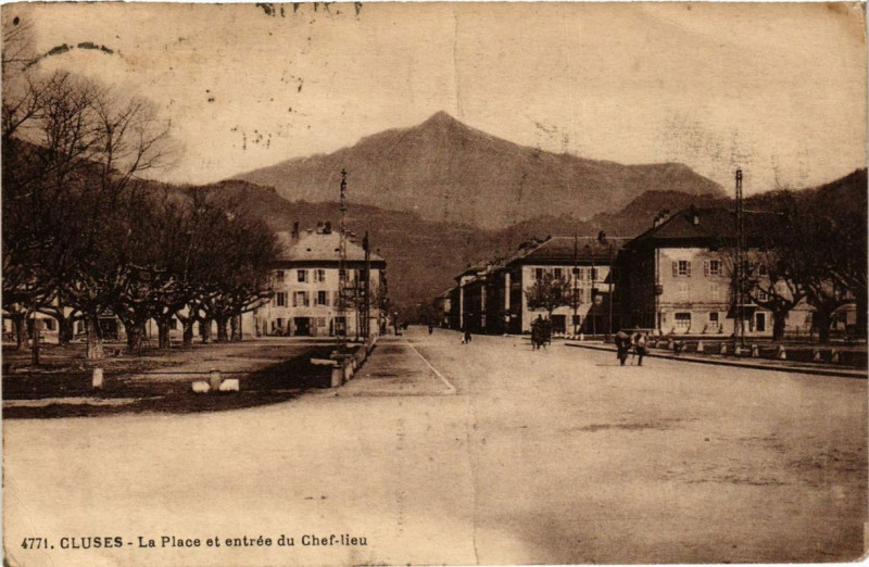 Carte postale ancienne Cluses La Place et entrée du Chef lieu à Cluses
