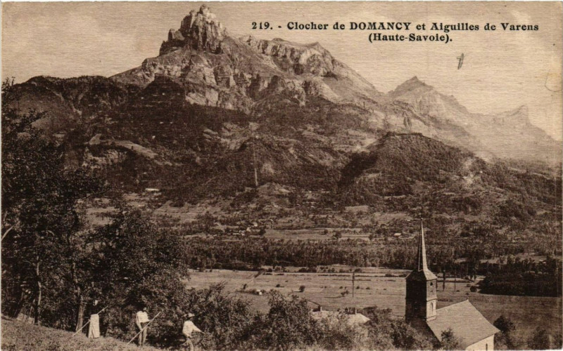 Carte postale ancienne Clocher de Domancy et AIGUILLEs de Varens à Domancy