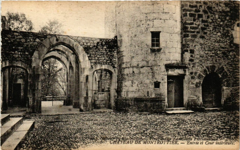 Carte postale ancienne Chateau de Montrottier Entrée et Cour interieure