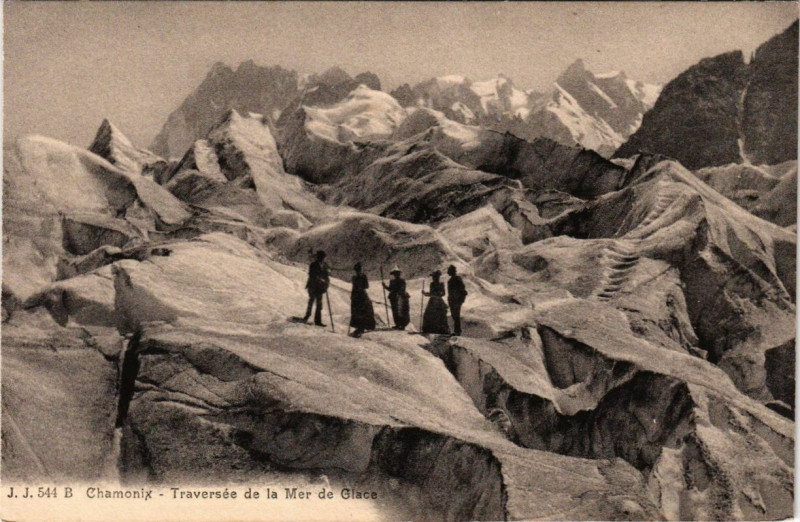 Carte postale ancienne Chamonix Traversée de la Mer de Glace à Vers