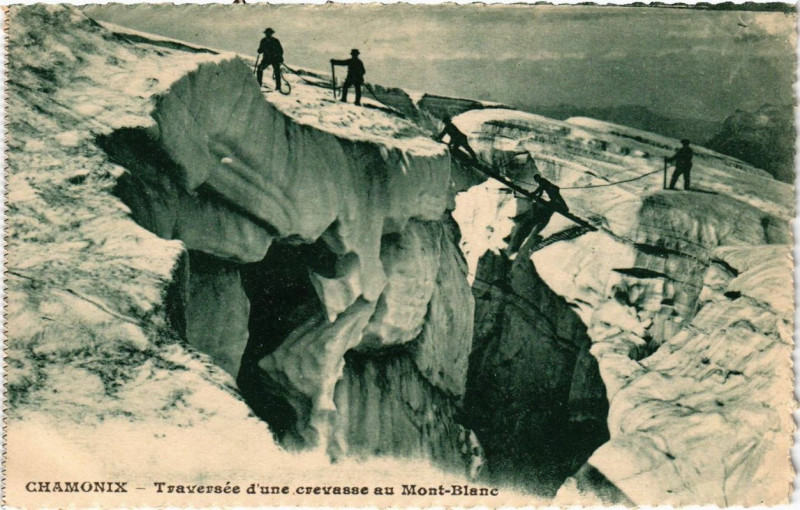 Carte postale ancienne Chamonix Traversée d'une crevasse au Mont-Blanc à Vers