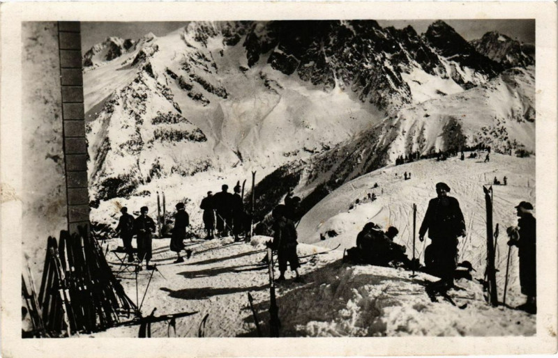 Carte postale ancienne Chamonix Mont-Blanc Champs de ski a Plan Praz et Aiguille du Dru à Chamonix-Mont-Blanc
