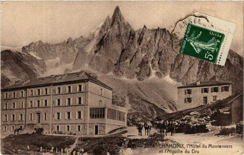 Carte postale ancienne Chamonix l'Hotel du Montenvers et l'Aiguille du Dru à Vers
