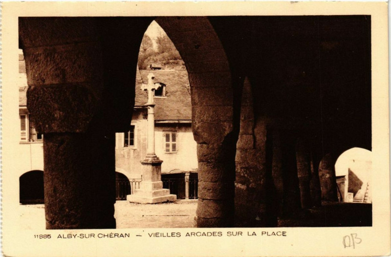 Carte postale ancienne Alby sur Cheran Vieilles Arcades sur la Place