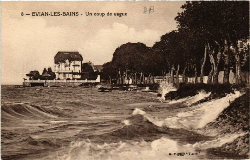 Carte postale ancienne Evian-les-Bains Un coup de vague à Évian-les-Bains