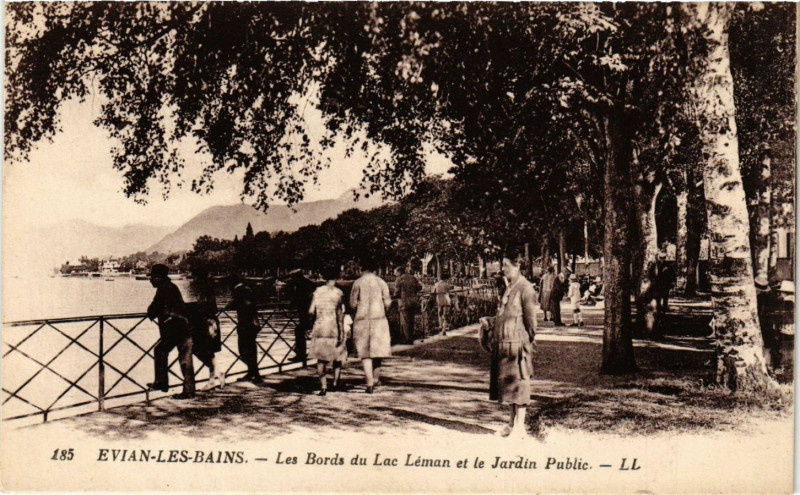 Carte postale ancienne Evian-les-Bains - Les Bords du Lac Leman et le Jardin Public à Évian-les-Bains