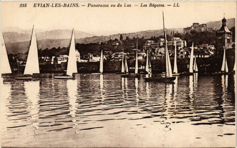 Carte postale ancienne Evian-les-Bains - Panorama vu du Lac - Les Regates à Évian-les-Bains