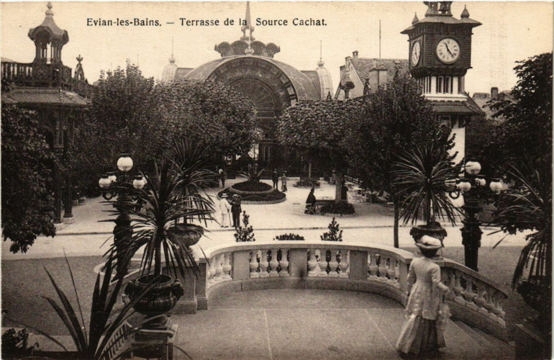 Carte postale ancienne Evian-les-Bains - Terrasse de la Source Cachat à Évian-les-Bains