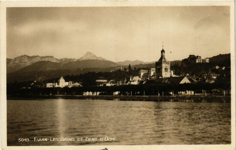 Carte postale ancienne Evian-les-Bains et Dent d'Oche à Évian-les-Bains