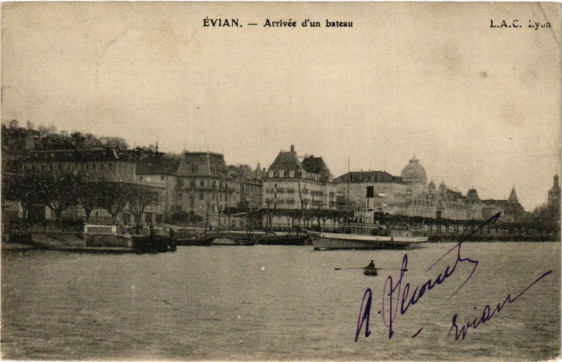 Carte postale ancienne Evian - Arrivée d'un bateau