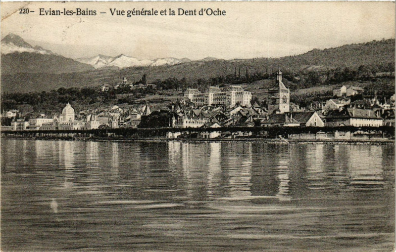 Carte postale ancienne Evian-les-Bains - Vue générale et la Dent d'Oche à Évian-les-Bains