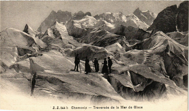 Carte postale ancienne Chamonix - Traversée de la Mer de Glace à Vers