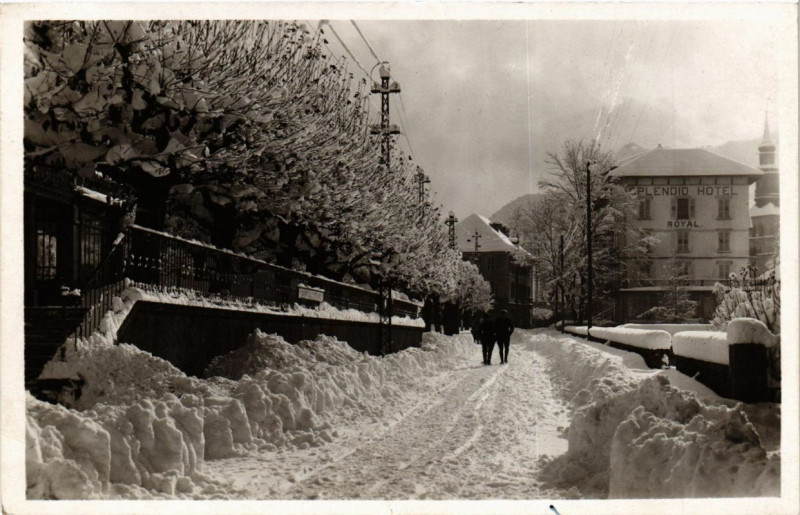 Carte postale ancienne Saint-Gervais-les-Bains - Rue Principale à Saint-Gervais-les-Bains