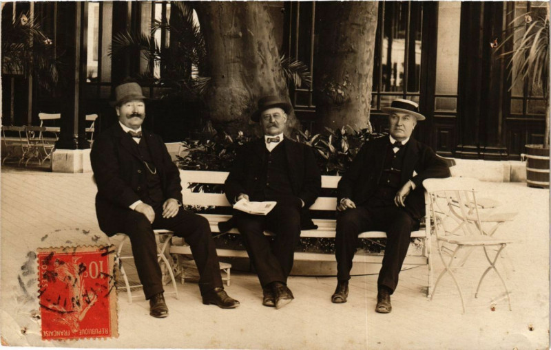 Carte postale ancienne Evian - Messieurs du banc
