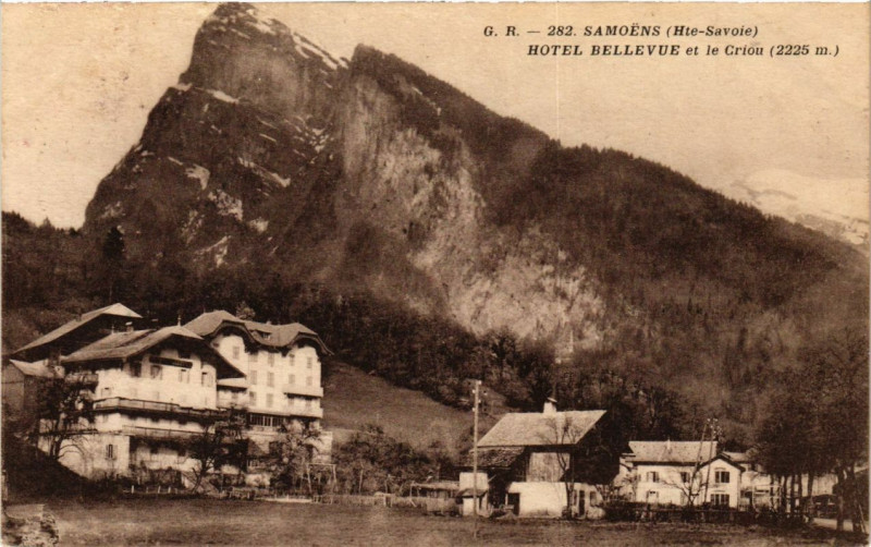 Carte postale ancienne Samoens - Hotel Bellevue et le Criou à Samoëns