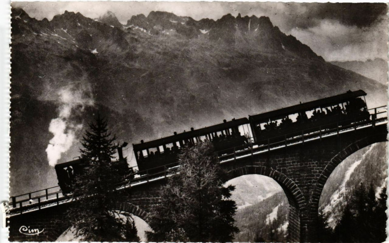 Carte postale ancienne Chamonix - La Mer de Glace (alt 1913m) - Le Petit Train