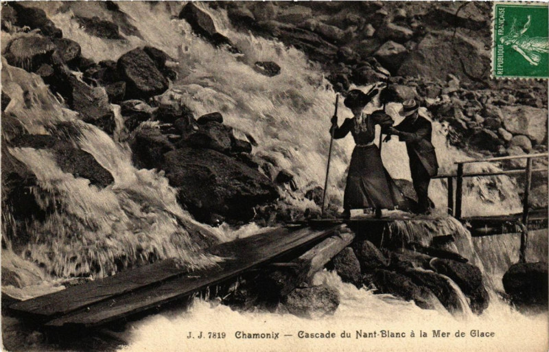 Carte postale ancienne Chamonix - Cascade du Nant-Blanc a la Mer de Glace