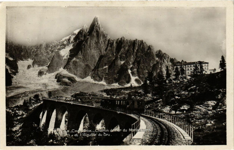 Carte postale ancienne Chamonix - Chemin de fer du Montenvers et l'Aiguille du Dru à Vers