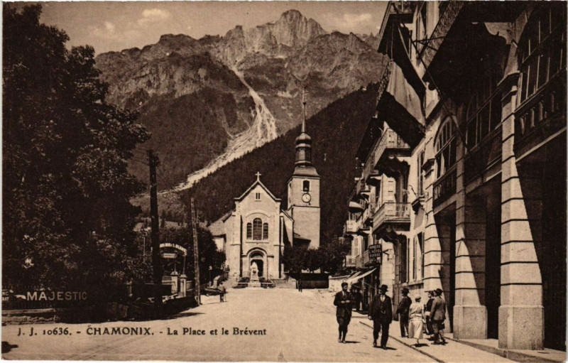 Carte postale ancienne Chamonix - La Place et le Brevent