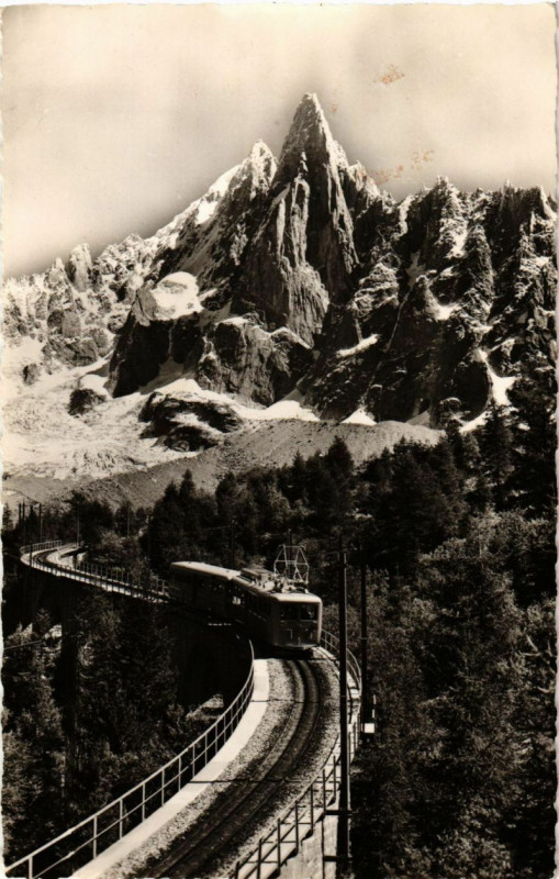 Carte postale ancienne Chamonix - train du Montenvers et Aiguille du Dru à Vers