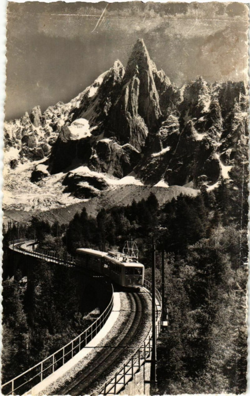 Carte postale ancienne Chamonix - Train du Montenvers et Aiguille du Dru à Vers