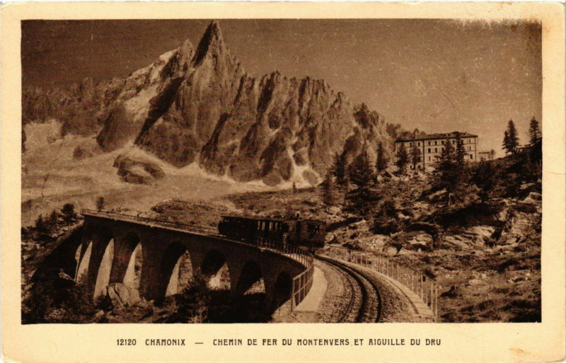 Carte postale ancienne Chamonix - Chemin de Fer du Montenvers et Aiguille du Dru à Vers