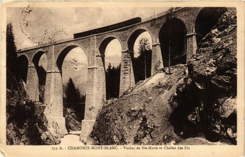 Carte postale ancienne Chamonix-Mont-Blanc - Viaduc de Ste-Marie et Chaine de Fiz à Chamonix-Mont-Blanc