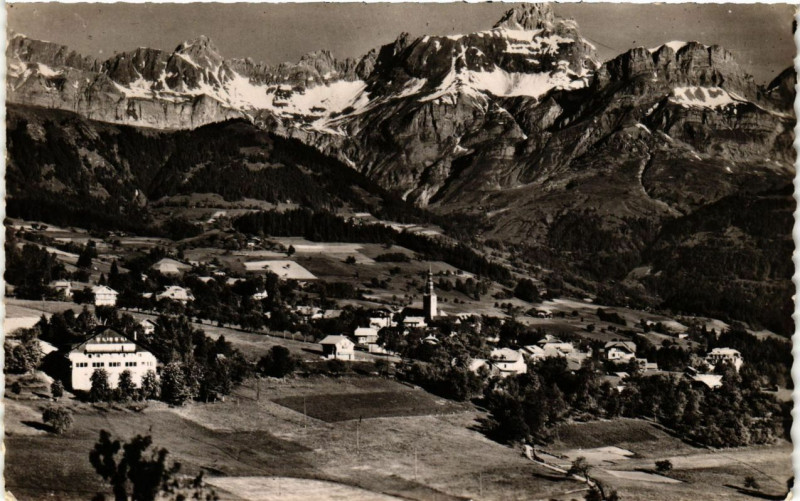 Carte postale ancienne Combloux alt 986 Vue générale et Chaine des Aravis à Combloux