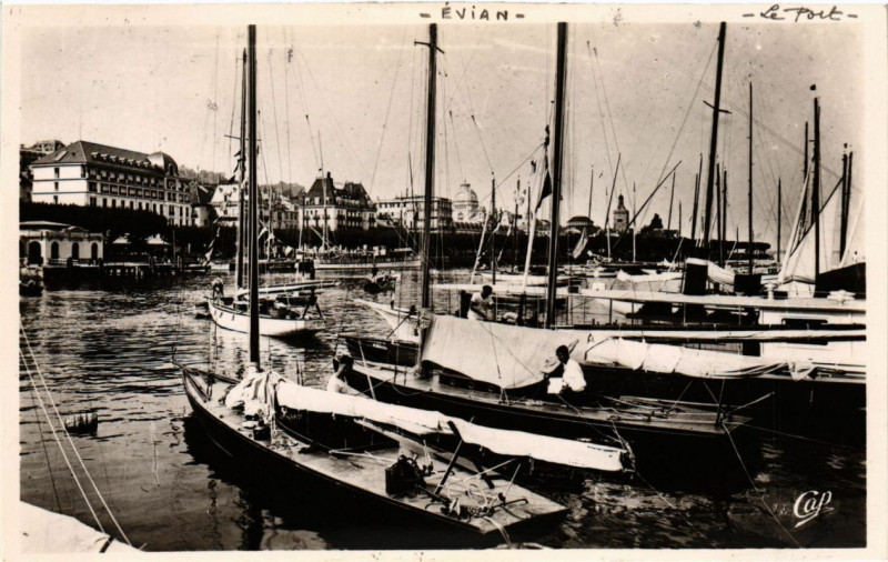 Carte postale ancienne Evian-les-Bains - Le Port et Bateaux de piaisance à Évian-les-Bains
