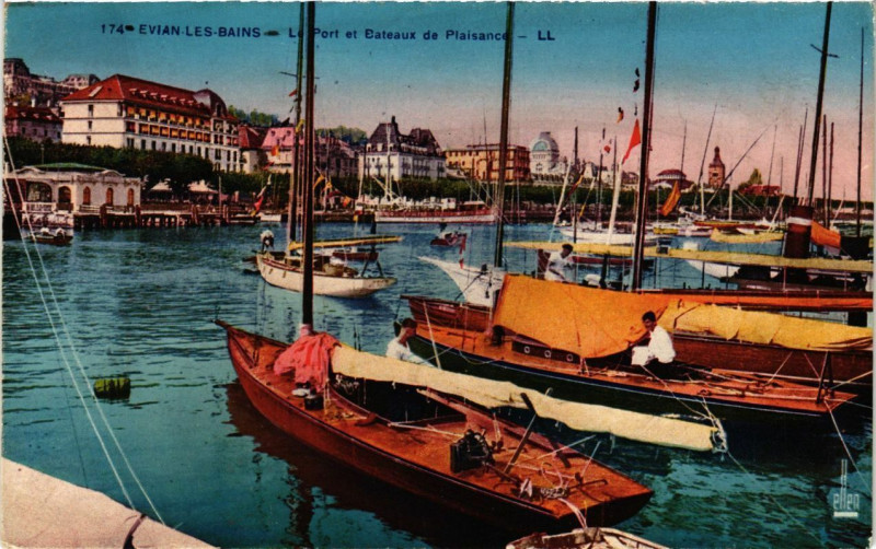 Carte postale ancienne Evian-les-Bains - Le Port et Bateaux de Plaisance à Évian-les-Bains