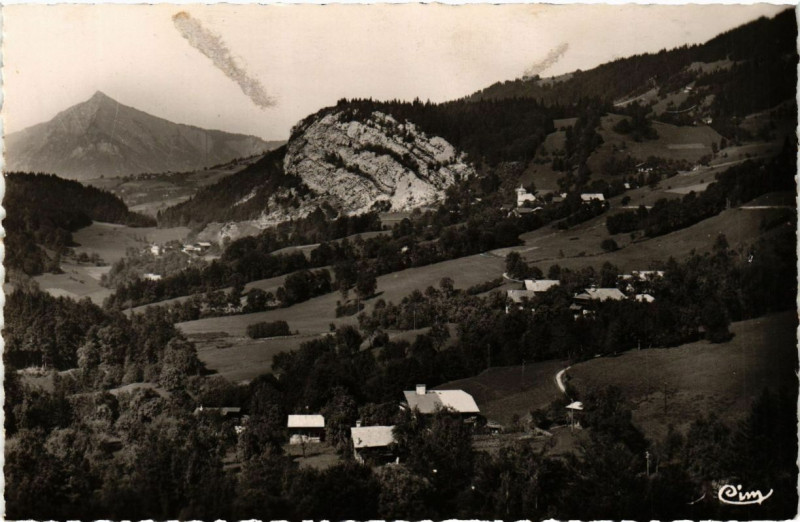 Carte postale ancienne La Frasse - Vue générale et le Pic Marcelly