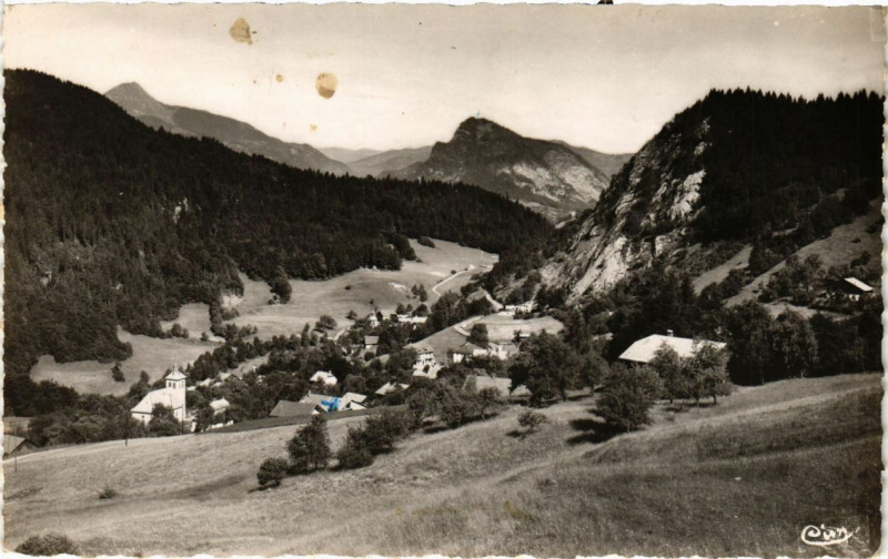 Carte postale ancienne La Frasse - La Montagne de Chevrand et le Pic du Marcelly