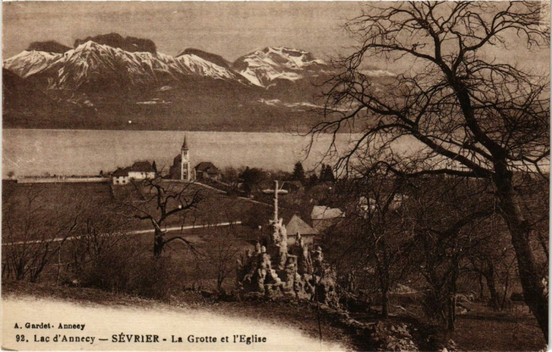 Carte postale ancienne Lac d'Annecy - Sevrier - La Grotte et l'Eglise à Sevrier