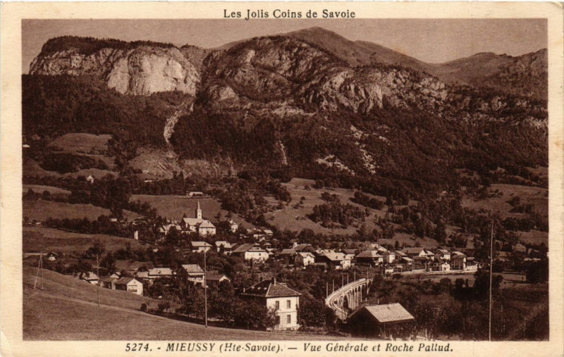 Carte postale ancienne Les Jolis -Mieussy - Vue générale et Roche Pallud à Mieussy